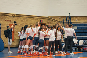 Syracuse volleyball extended its winning streak to five after defeating Fordham and Columbia on day one of the Big Apple Tournament.