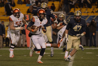 Long scampers to his right as Pitt linebacker Matt Galambos chases.