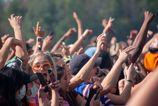 Syracuse University students singing along to performers at Juice Jam 2021. 